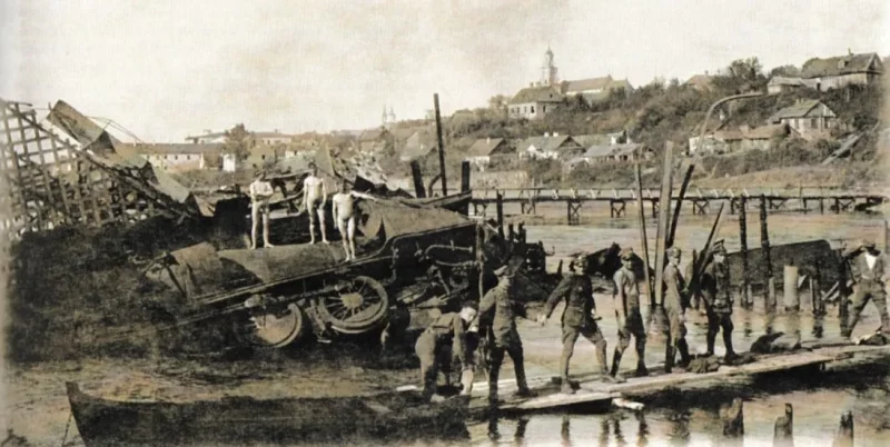 1920, Гродно. Разрушенный железнодорожный мост через Неман, уничтоженный бронепоезд, на заднем плане деревянный мост, построенный польскими саперами. Фото: Hrodna 11:27