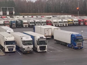 В Беларуси застряли более 1200 литовских фур, часть из них “потерялась”. Что происходит с “грузовым” кризисом двух стран Литовские грузовики