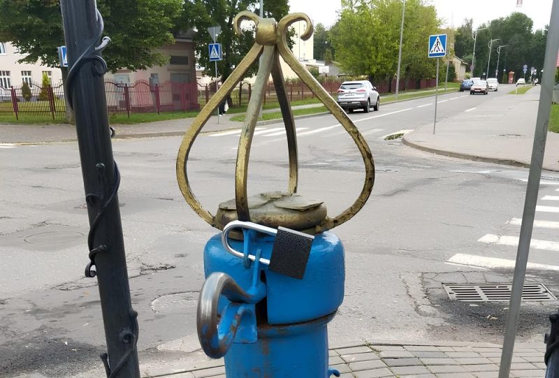 “Можно еще фонари платными сделать”. В Лиде отключили колонку - воду хотят давать за деньги