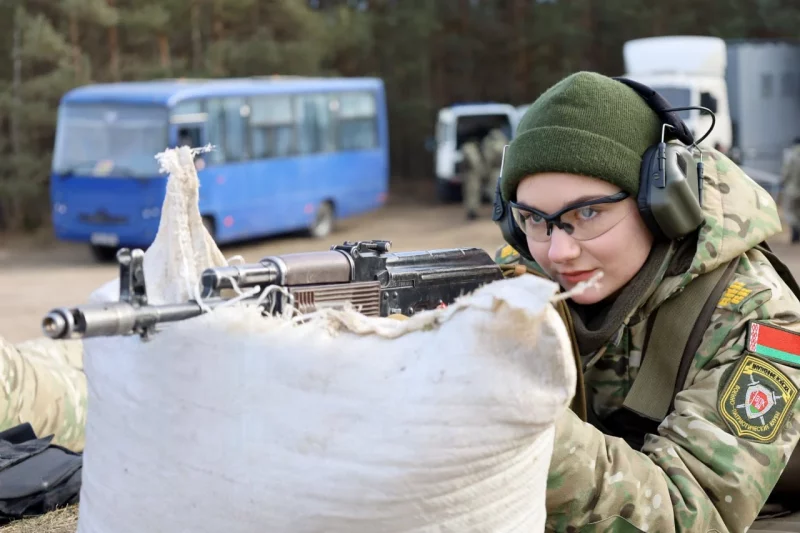 Школьніца стреляет із ручного пулемёта . Выхаванцы гродзенскага клуба “Цыркон” спаборнічалі ў стальбе з ручнога кулямёта Калашнікава. 
В/ч 5522. Люты 2025

