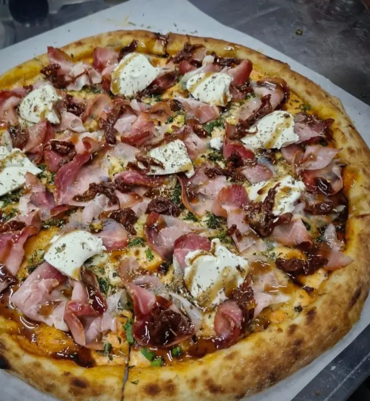 У Гродне адкрылася кафэ хатняй кухні - гатуюць піцу і шаурму