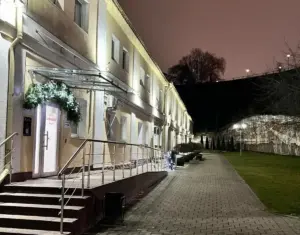 Подпорную стену у гродненского драмтеатра исследуют с помощью георадара и ультразвука Подпорная стена. Фото Яндекс.Карты