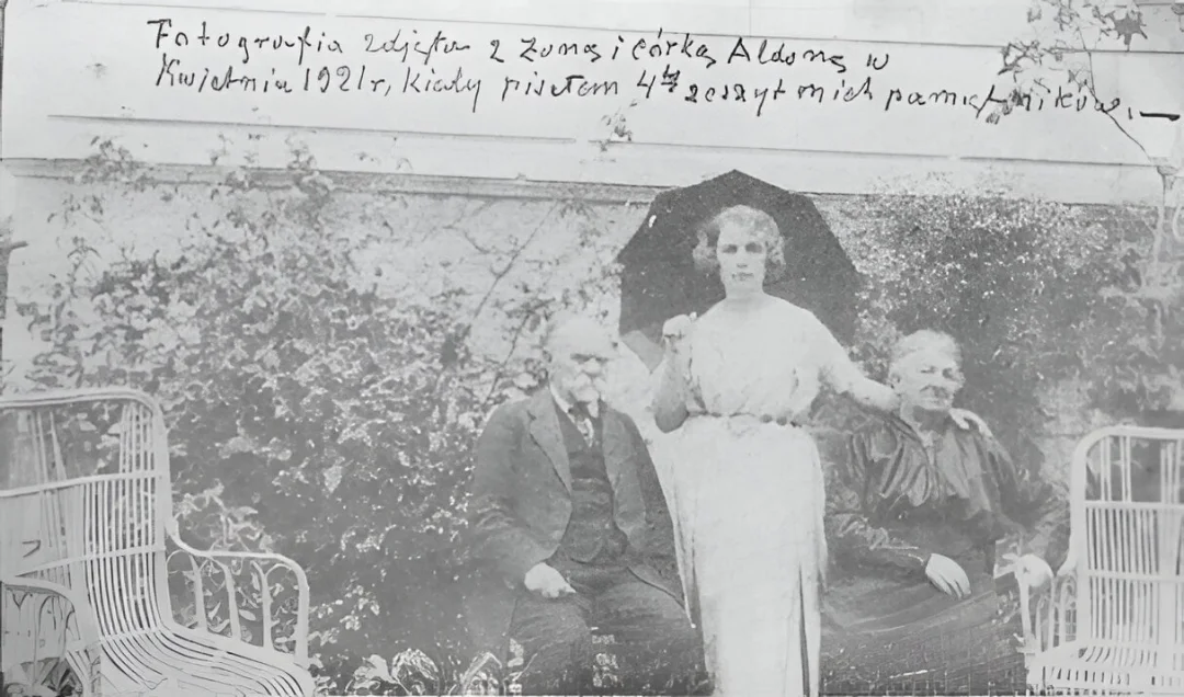 Зигмунт Минейко с женой и дочерью Алдоной-Сафо перед их домом в Афинах. Апрель 1921 года