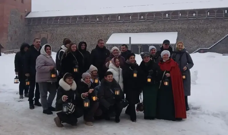 В Лидском замке проводят экскурсию с фонариками — погружают в Средневековье В Лидском замке проводят экскурсию с фонариками — погружают в Средневековье