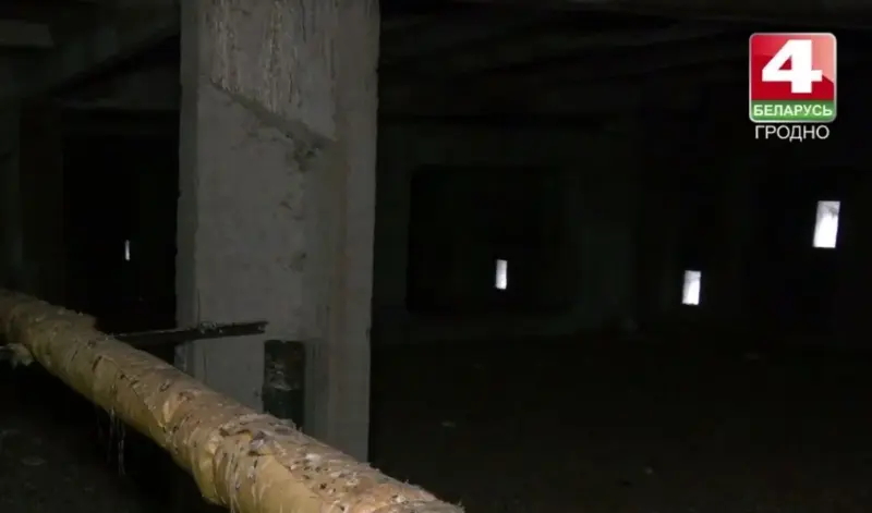 Галубы, дарожкі і пад’езд. У Мастах завяршылі капрамонт дома, але жыхары скардзяцца на недаробкі