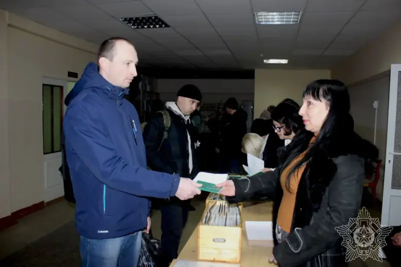 «Прымаў бацюшку, які хрысціў нашу дачку». Гродзенцаў масава выклікаюць на ваенныя вучэнні