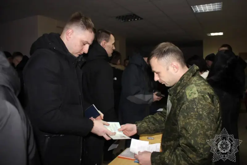 «Прымаў бацюшку, які хрысціў нашу дачку». Гродзенцаў масава выклікаюць на ваенныя вучэнні