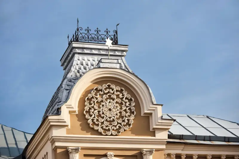 На одной из башен хоральной синагоги выполнен барельеф в виде символа иудаизма – граната. Фото: iStock
