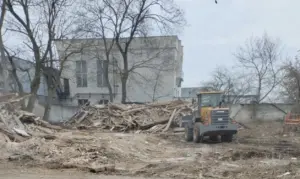 Пытались спасти и продавали с аукциона. В Гродно все же снесли редкий деревянный дом 1930-х годов Дом на осипенко