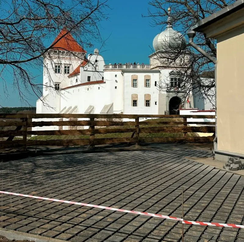 “Я требую жалобную книгу”. Возле Нового замка обустраивают стихийную смотровую площадку: не все гродненцы довольны