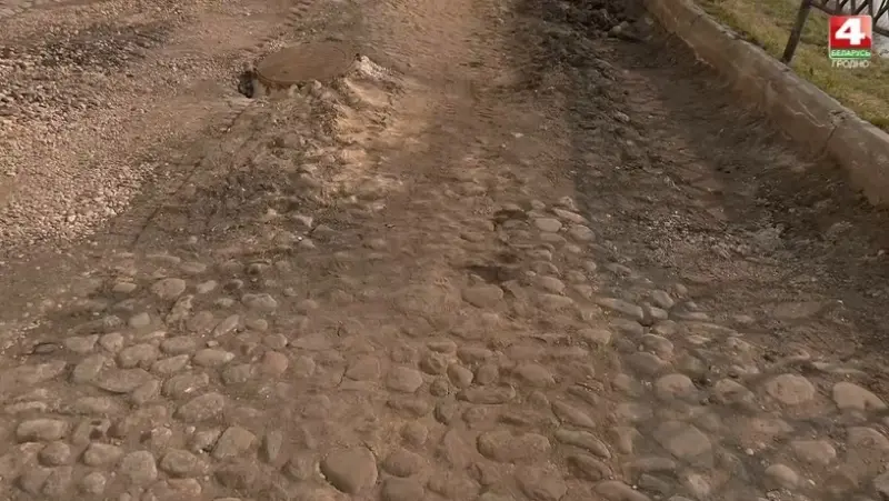 Обнаруженную у Нового замка в Гродно брусчатку частично демонтируют Обнаруженную у Нового замка в Гродно брусчатку частично демонтируют