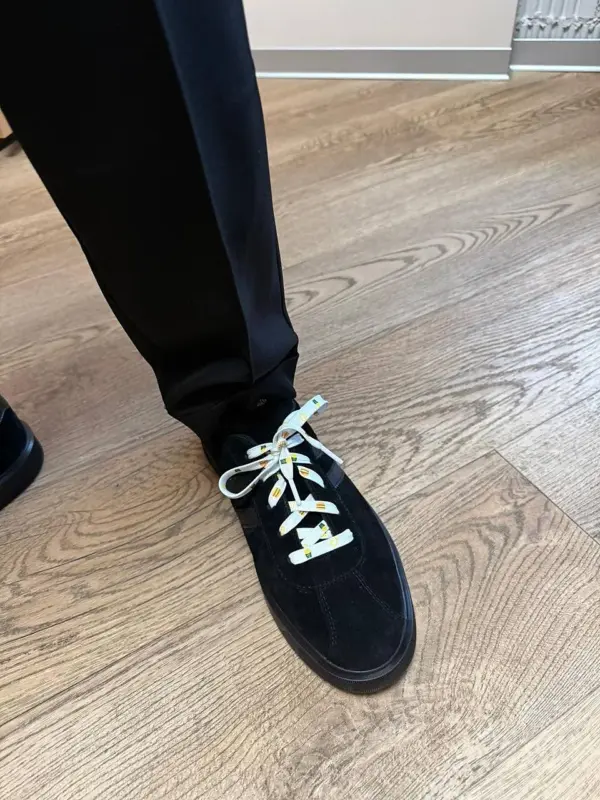 «Знак якасці, камфорту і зносаўстойлівасці». Усіх супрацоўнікаў Mak.by пераабулі ў лідскія кеды