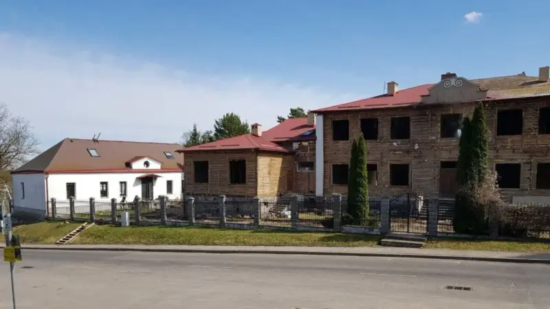 У Навагрудку часткова разабралі старадаўні драўляны кляштар: рэканструкцыя выклікае пытанні