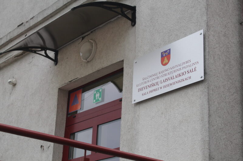 Вывеска у входа в зал для мероприятий и досуга на двух языках, Девянишкес. Фото: Hrodna.life