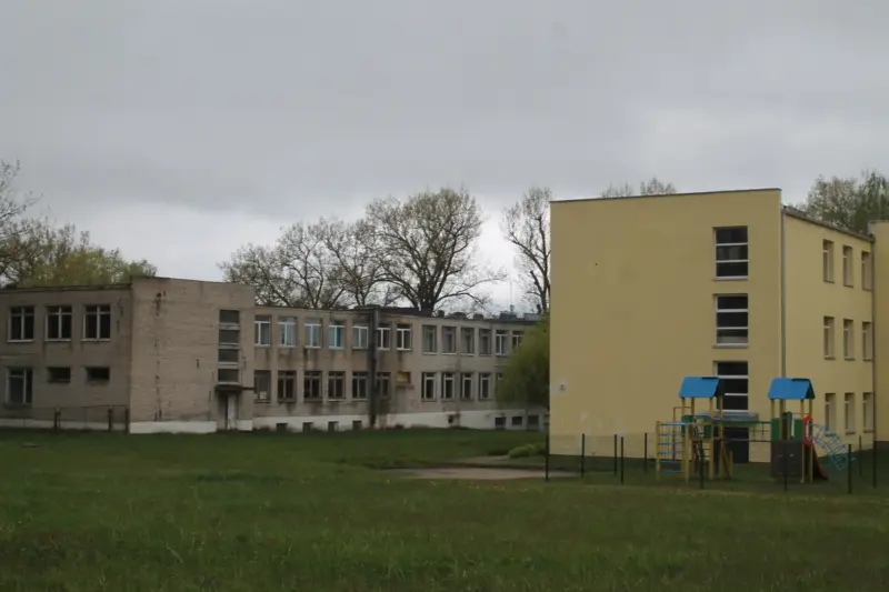 Одно из заброшенных зданий у местной гимназии, которое планировалось отдать под лагерь для беженцев в 2021 году. Фото: Hrodna.life