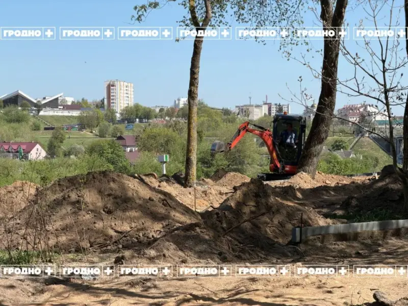 У Гродне працягваюць рэканструяваць сквер на Дарвіна. Жыхары дамоў скардзяцца на высечку дрэў і адсутнасць праекта