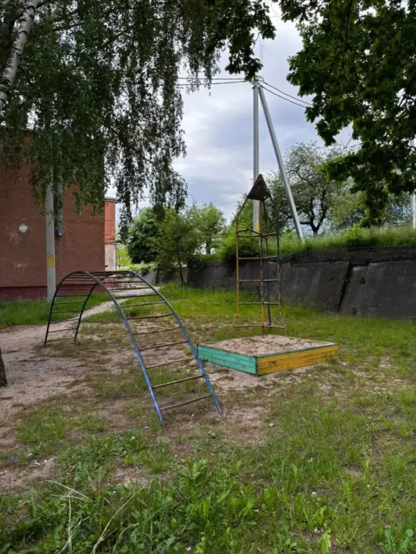 Слонимчанка пожаловалась на состояние детской площадки во дворе — ее демонтировали