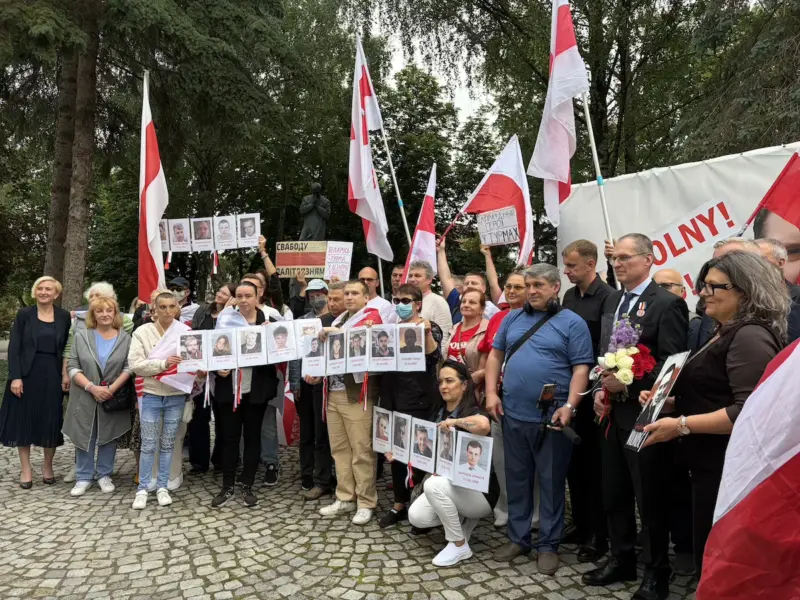 «Тут апынуліся ўсе гарадзенцы свету». В Белостоке прошла последняя акция в поддержку Анджея Почобута — впервые с участием самого журналиста 