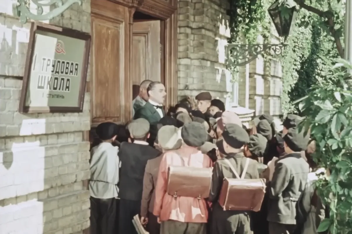 «Миколка-паровоз» (1956) Вход в здание бывшей Мариинской женской гимназии (сегодня это один из корпусов ГрГУ имени Янки Купалы)
