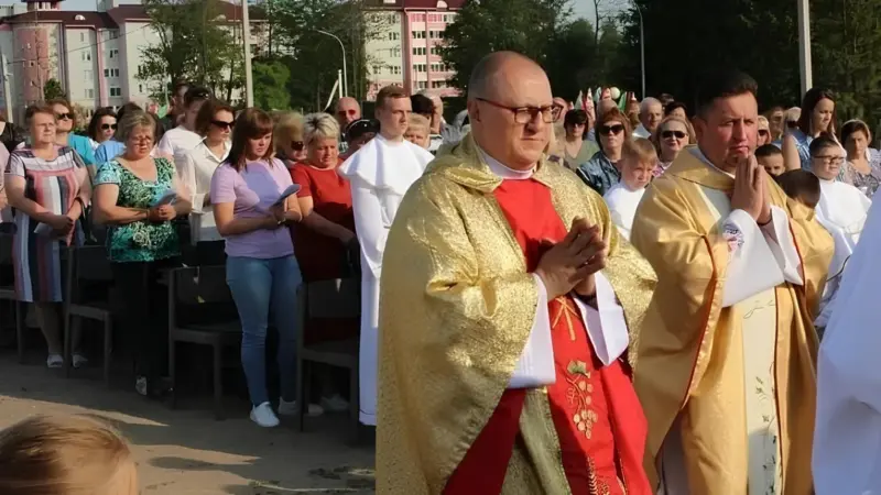 священник