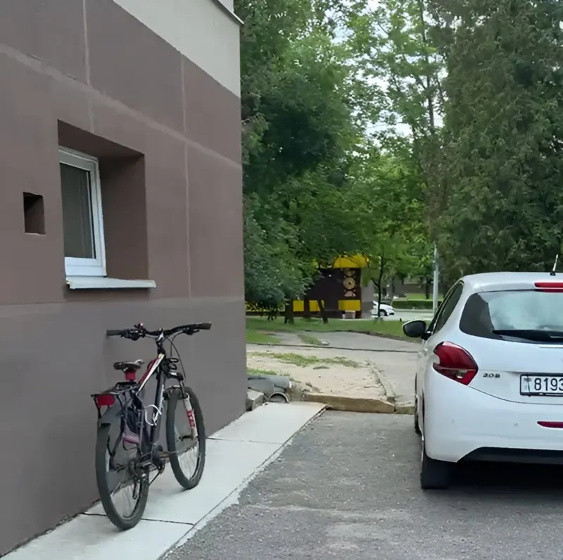 «Какая-то курва эта, б***дь». В Гродно разгорелся конфликт из-за парковки возле медуниверситета - вероятно, с его сотрудницей