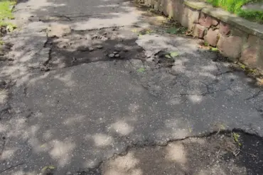 «Полгорода в таких дорогах». Гродненцы жалуются на состояние тротуаров — помогают ли заявки в 115?
