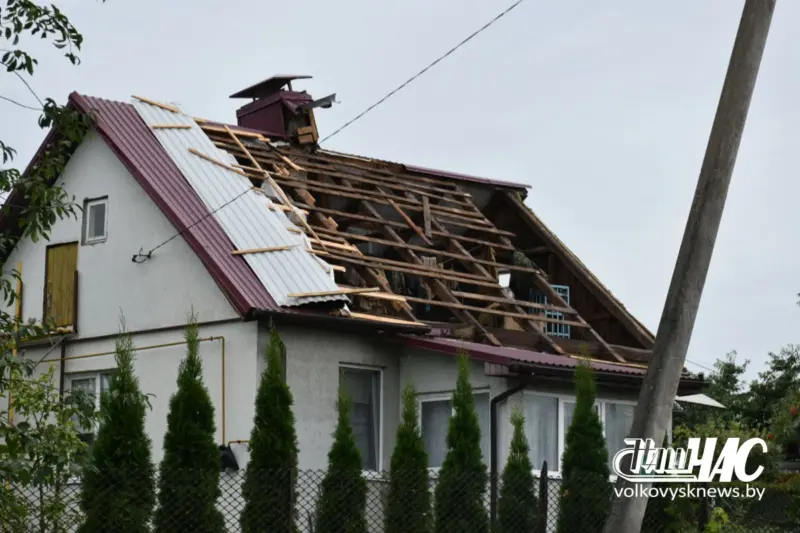 “Ночь ужасов”. После сильной ночной грозы Волковыск и район остались без света, повреждены полсотни домов Волковыск непогода