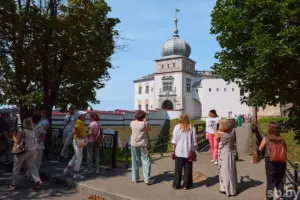 В День Независимости над Гродно пролетит самолет. Что оттуда спустят, пока неизвестно Туристы в Гродно смотрят на Старый замок. Фото: СБ
