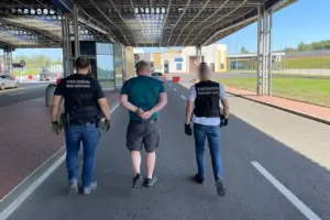 Задержанный за контрабанду сигарет в пункте пропуска Кузница Белостоцкая. Фото: Podlaski Oddział Straży Granicznej
