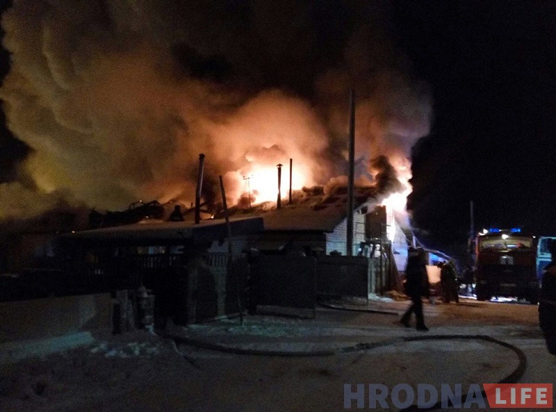 На завулку Чыгуначным гарэў дом: адзін чалавек сур'ёзна пацярпеў На завулку Чыгуначным гарэў дом: адзін чалавек сур'ёзна пацярпеў