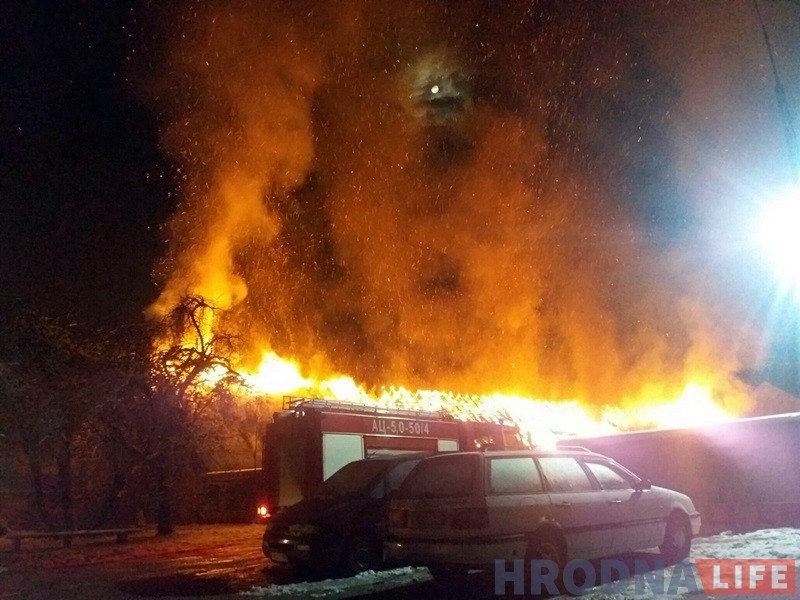 Начны пажар у цэнтры Гродна: на Ціміразева згарэлі старыя гаражы Начны пажар у цэнтры Гродна: на Ціміразева згарэлі старыя гаражы