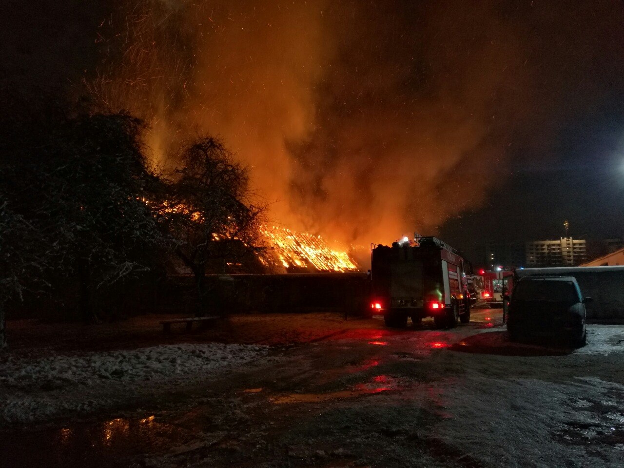 Начны пажар у цэнтры Гродна: на Ціміразева згарэлі старыя гаражы Начны пажар у цэнтры Гродна: на Ціміразева згарэлі старыя гаражы