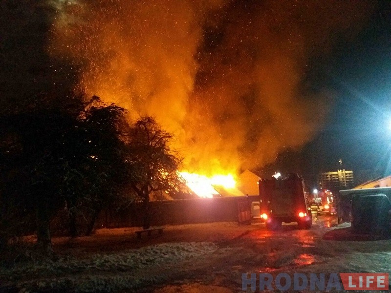 Начны пажар у цэнтры Гродна: на Ціміразева згарэлі старыя гаражы Начны пажар у цэнтры Гродна: на Ціміразева згарэлі старыя гаражы