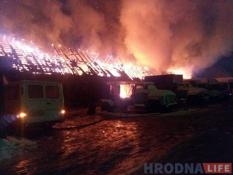 Начны пажар у цэнтры Гродна: на Ціміразева згарэлі старыя гаражы Начны пажар у цэнтры Гродна: на Ціміразева згарэлі старыя гаражы
