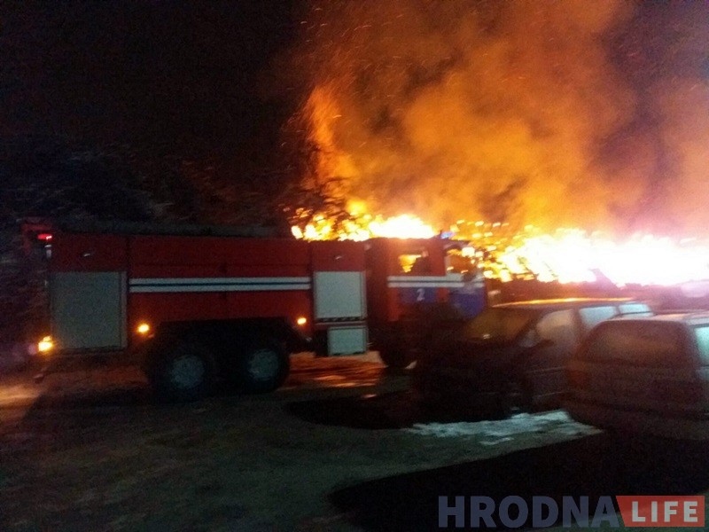 Начны пажар у цэнтры Гродна: на Ціміразева згарэлі старыя гаражы Начны пажар у цэнтры Гродна: на Ціміразева згарэлі старыя гаражы