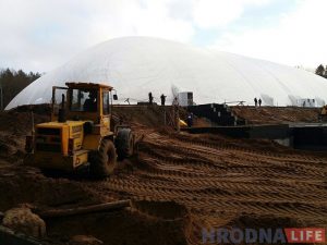 "Трэніравацца можна, толькі пакуль святла няма". У Пышках надзьмулі купал футбольнага манежа "Трэніравацца можна, толькі пакуль святла няма". У Пышках надзьмулі купал футбольнага манежа