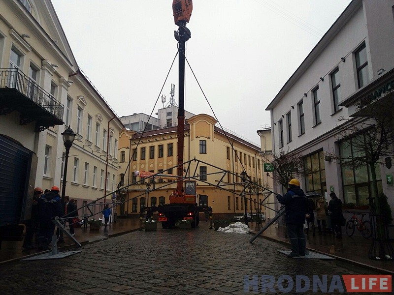 У Гродне пачалася ўстаноўка навагодняй ілюмінацыі У Гродне пачалася ўстаноўка навагодняй ілюмінацыі