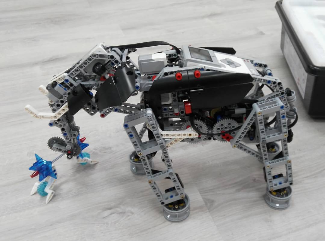 Такіх Lego-робатаў будуць збіраць і праграмаваць дзеці. Робат-слон умее хадзіць і браць хобатам костку.