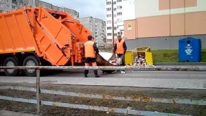 “Нанатэхналогіі”: як у Гродне новенькі смеццявоз забірае смецце са старых кантэйнераў
