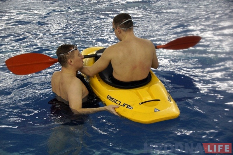 На каяках у басейне: як у Гродне праходзяць зімовыя трэніроўкі перад летнімі паходамі і спаборніцтвамі На каяках у басейне: як у Гродне праходзяць зімовыя трэніроўкі перад летнімі паходамі і спаборніцтвамі