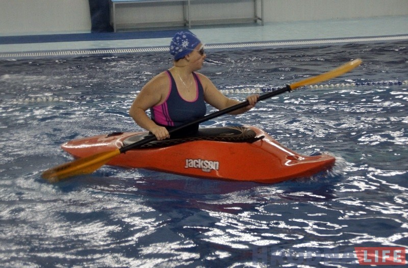 На каяках у басейне: як у Гродне праходзяць зімовыя трэніроўкі перад летнімі паходамі і спаборніцтвамі На каяках у басейне: як у Гродне праходзяць зімовыя трэніроўкі перад летнімі паходамі і спаборніцтвамі