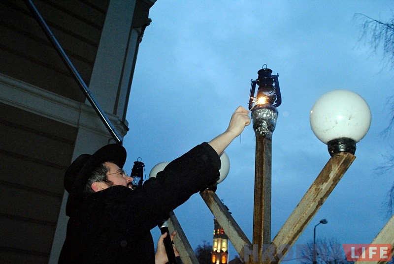 Запальваннем свечак на сінагозе гродзенскія яўрэі пачалi адзначаць Хануку Запальваннем свечак на сінагозе гродзенскія яўрэі пачалi адзначаць Хануку