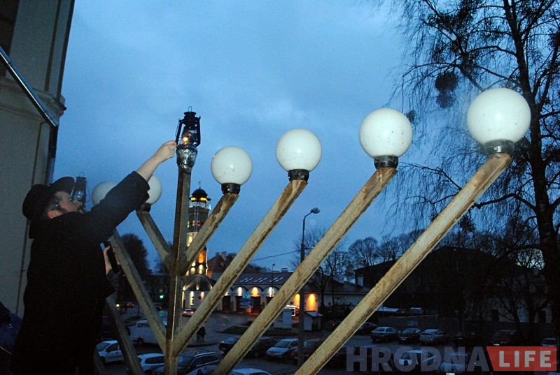 Запальваннем свечак на сінагозе гродзенскія яўрэі пачалi адзначаць Хануку Запальваннем свечак на сінагозе гродзенскія яўрэі пачалi адзначаць Хануку