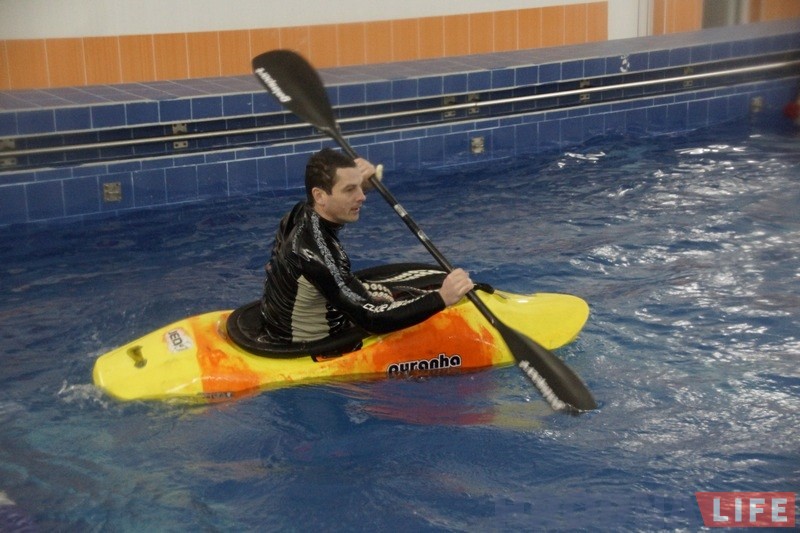 На каяках у басейне: як у Гродне праходзяць зімовыя трэніроўкі перад летнімі паходамі і спаборніцтвамі На каяках у басейне: як у Гродне праходзяць зімовыя трэніроўкі перад летнімі паходамі і спаборніцтвамі