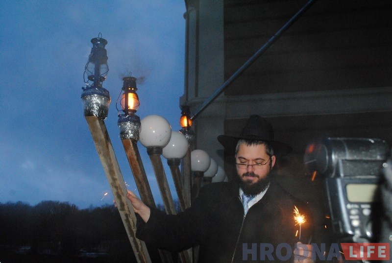 Запальваннем свечак на сінагозе гродзенскія яўрэі пачалi адзначаць Хануку Запальваннем свечак на сінагозе гродзенскія яўрэі пачалi адзначаць Хануку