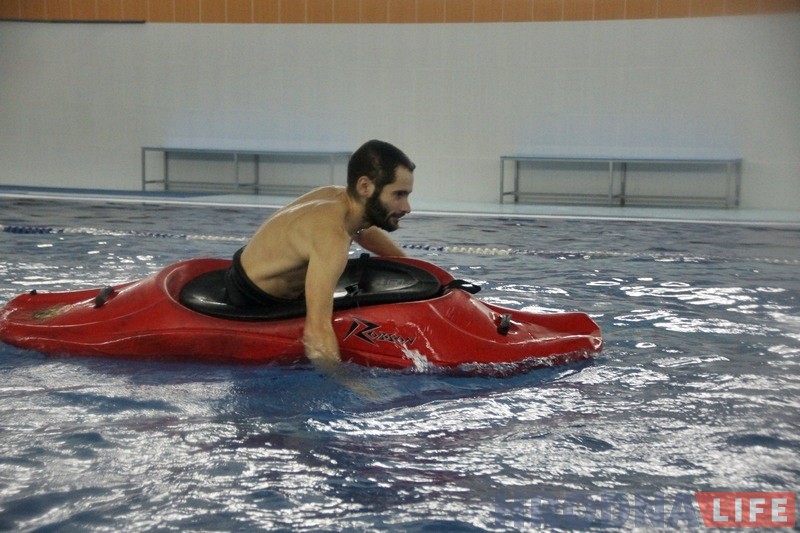 На каяках у басейне: як у Гродне праходзяць зімовыя трэніроўкі перад летнімі паходамі і спаборніцтвамі На каяках у басейне: як у Гродне праходзяць зімовыя трэніроўкі перад летнімі паходамі і спаборніцтвамі