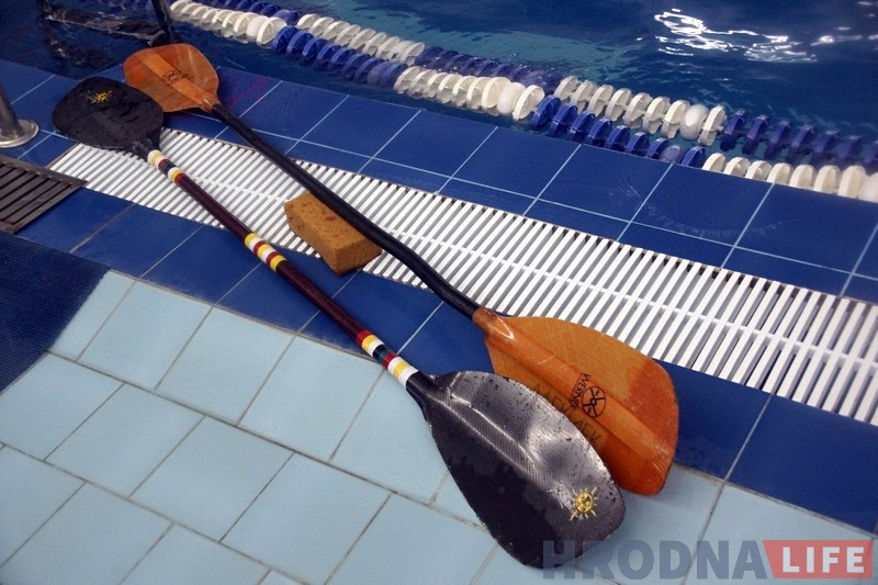 На каяках у басейне: як у Гродне праходзяць зімовыя трэніроўкі перад летнімі паходамі і спаборніцтвамі На каяках у басейне: як у Гродне праходзяць зімовыя трэніроўкі перад летнімі паходамі і спаборніцтвамі