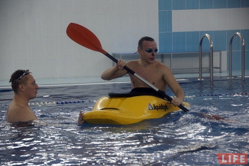 На каяках у басейне: як у Гродне праходзяць зімовыя трэніроўкі перад летнімі паходамі і спаборніцтвамі На каяках у басейне: як у Гродне праходзяць зімовыя трэніроўкі перад летнімі паходамі і спаборніцтвамі