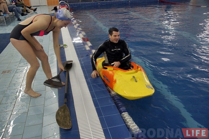 На каяках у басейне: як у Гродне праходзяць зімовыя трэніроўкі перад летнімі паходамі і спаборніцтвамі На каяках у басейне: як у Гродне праходзяць зімовыя трэніроўкі перад летнімі паходамі і спаборніцтвамі