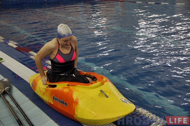 На каяках у басейне: як у Гродне праходзяць зімовыя трэніроўкі перад летнімі паходамі і спаборніцтвамі На каяках у басейне: як у Гродне праходзяць зімовыя трэніроўкі перад летнімі паходамі і спаборніцтвамі